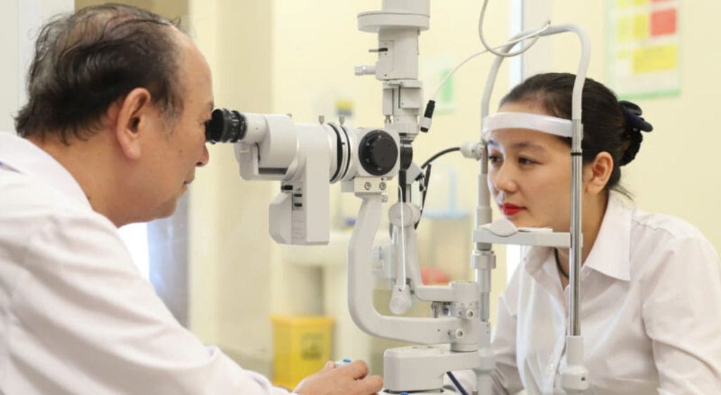 Khám mắt định kỳ giúp phát hiện sớm các vấn đề liên quan đến mắt
