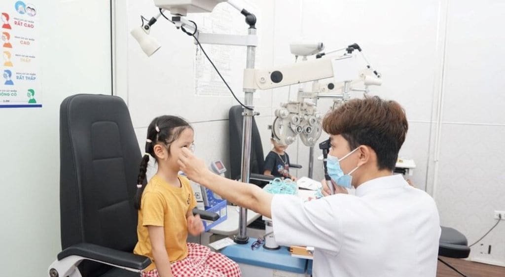 Khám mắt thông thường cho bé sẽ không cần phải xét nghiệm máu