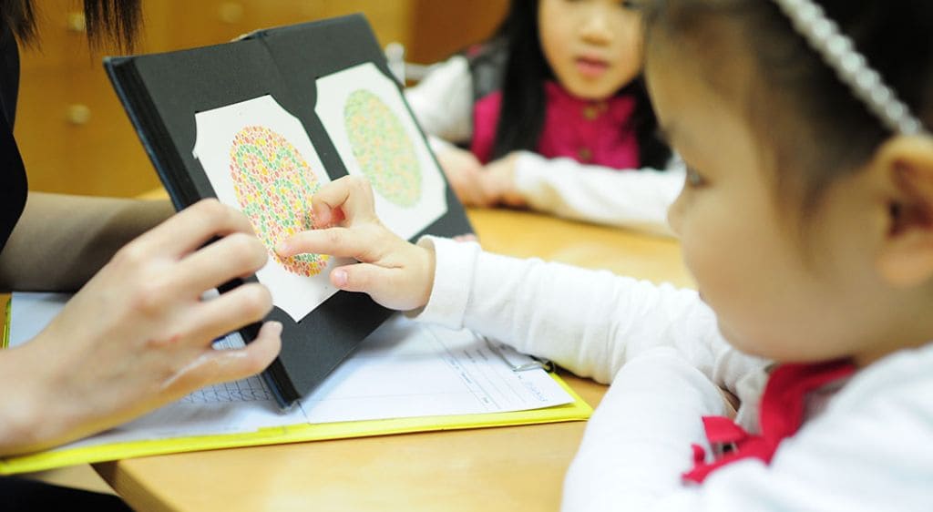 Kiểm tra rối loạn sắc giác cho trẻ