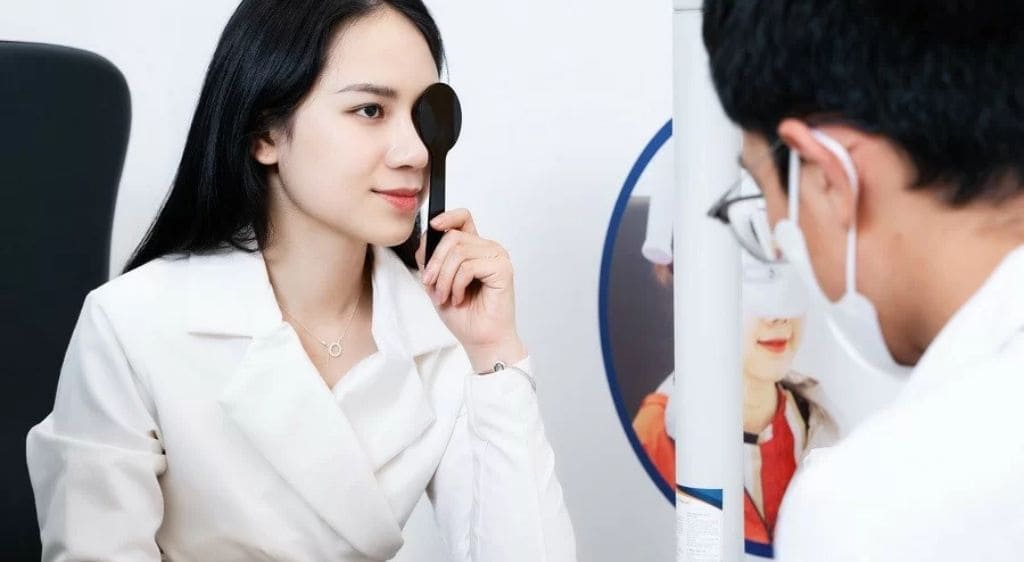 Nếu bạn phát hiện mắt bị nhòe, méo mó,... hãy đến gặp bác sĩ để thăm khám