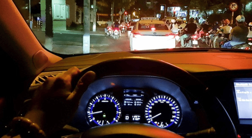 Nếu bị suy giảm thị lực 20/25 bạn nên đeo kính khi lái xe vào ban đêm