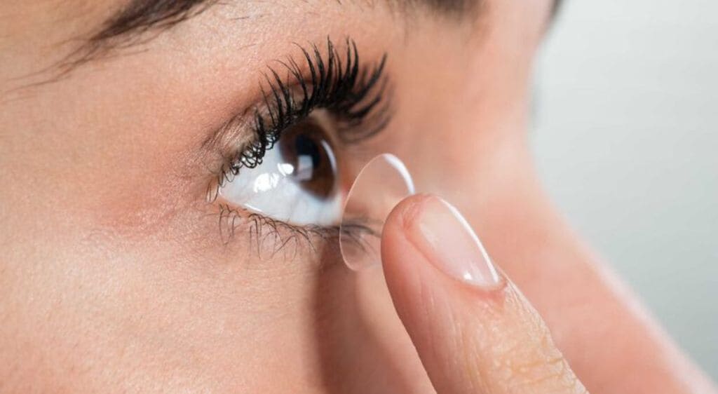 Ngưng sử dụng kính áp tròng trước khi khám mắt cận