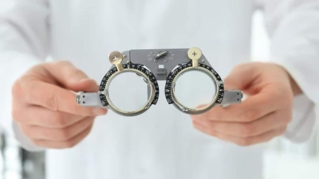 Người có thị lực 20/400 có thể dùng thiết bị trợ thị để phục hồi chức năng thị giác