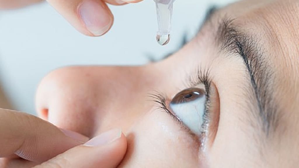 Nhỏ mắt bằng nước muối sinh lý giúp loại bỏ tác nhân kích ứng ở mắt