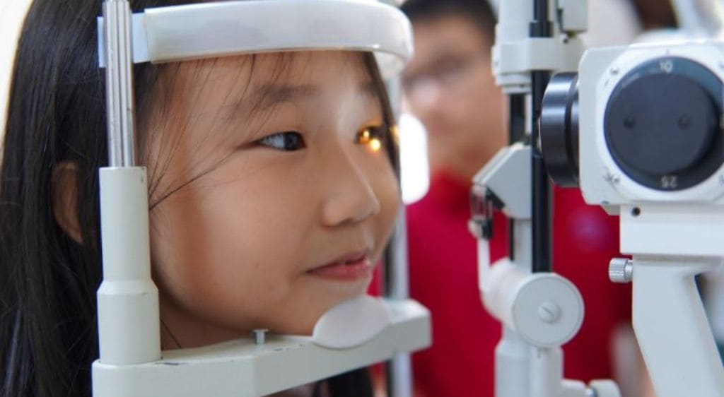 Quy trình khám mắt cho trẻ thường nhẹ nhàng và chuẩn xác để phát hiện sớm tật bẩm sinh