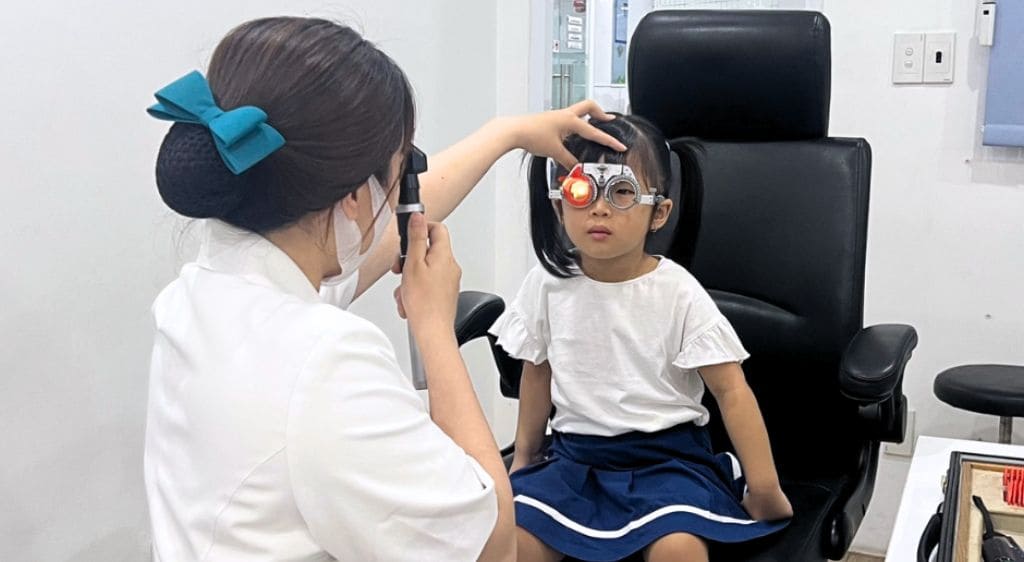 Soi bóng đồng tử khi khám mắt cho trẻ