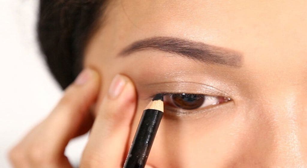 Sử dụng chung đồ trang điểm có thể gây viêm bờ mi mắt