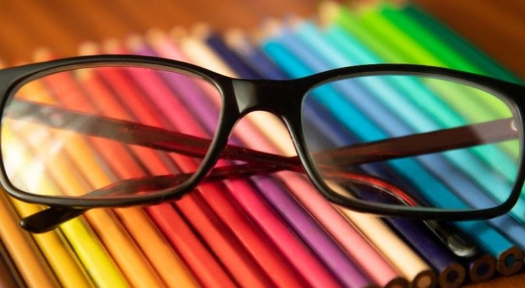 Sử dụng kính lọc màu chuyên dụng để phân biệt màu sắc