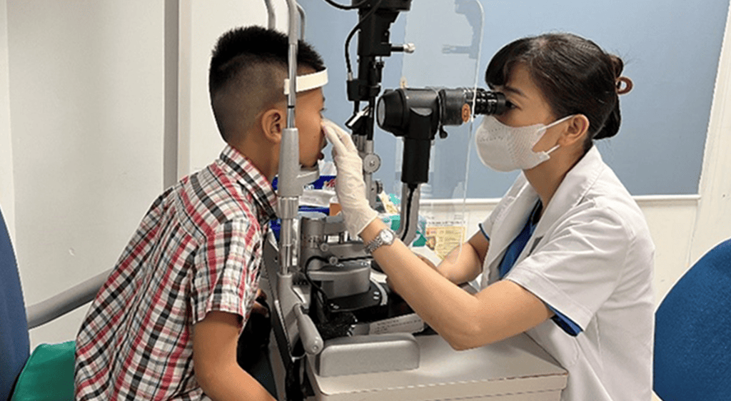 Tái khám định kỳ giúp kiểm soát tình trạng thị lực và có biện pháp bảo vệ mắt phù hợp