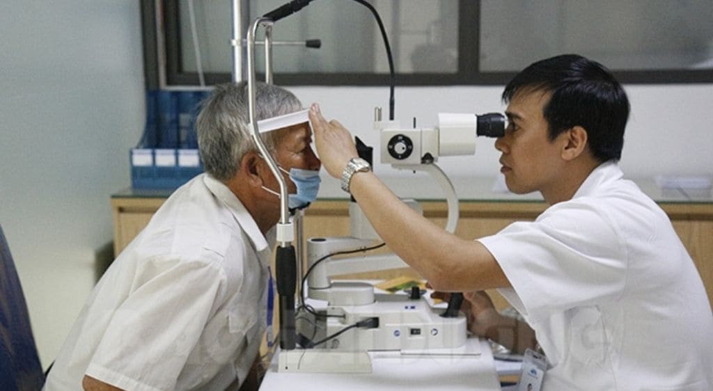 Thăm khám mắt chuyên sâu để tránh suy giảm thị lực nặng hơn