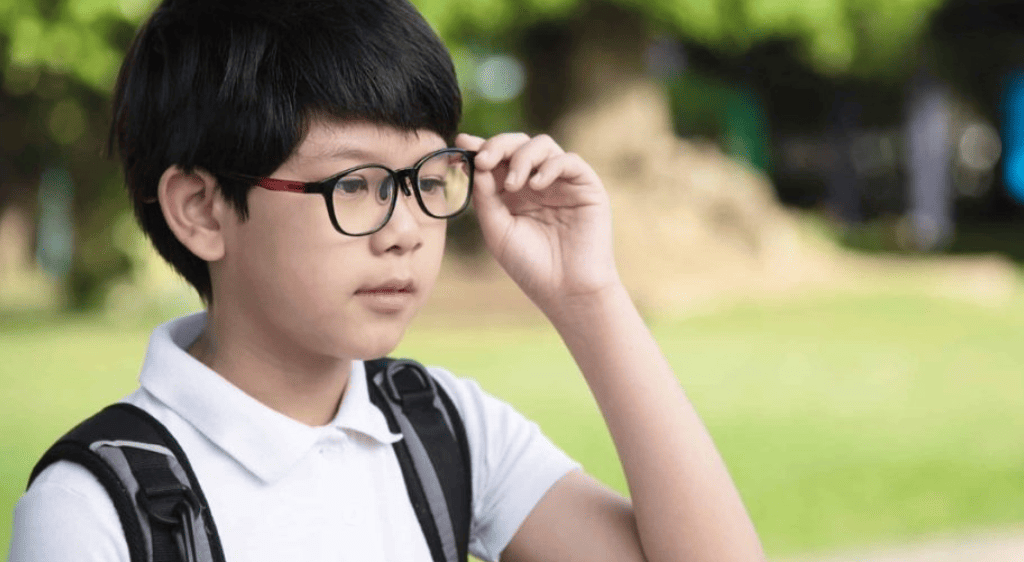 Thị lực 20/30 tương ứng với độ cận khoảng 0.5 đến 0.75 độ