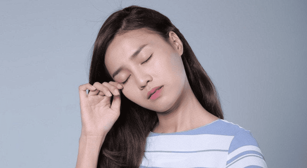 Thị lực 20/50 dẫn tới tình trạng dễ mỏi mắt và nhức đầu dai dẳng