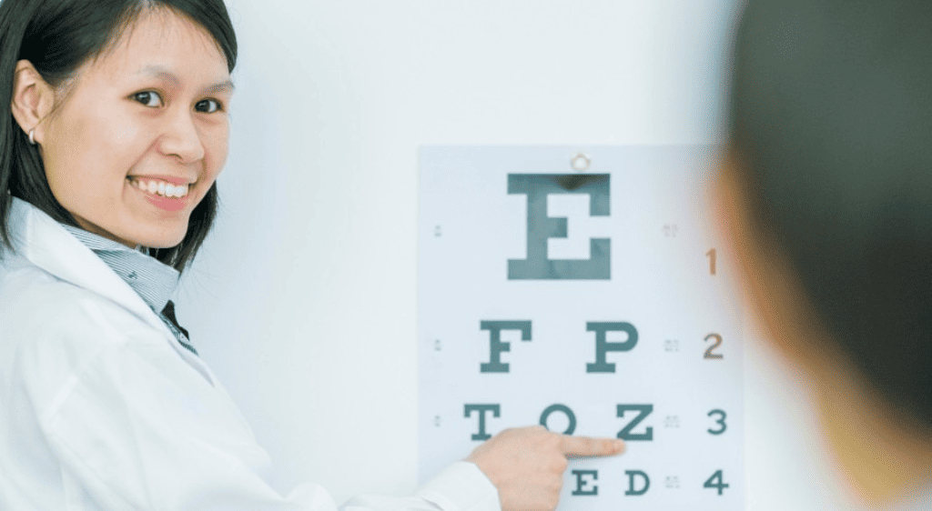 Thị lực 20/50 tương ứng độ cận khoảng 1 - 1.5 độ