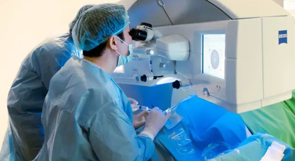 Thuốc giãn đồng tử được dùng trong phẫu thuật đục thủy tinh thể hoặc thay thủy tinh thể