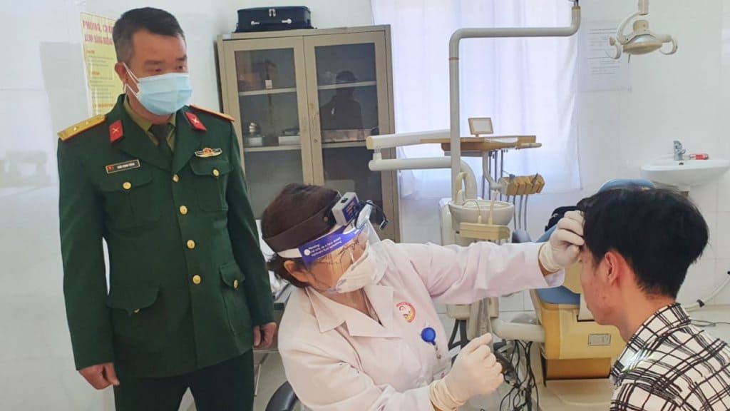 Tổng điểm khám sức khỏe sẽ bị hạ xuống nếu thị lực cả 2 mắt không đạt