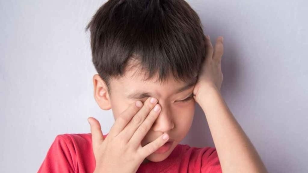 Trẻ dụi mắt liên tục là dấu hiệu cần đưa bé đi khám sớm để phát hiện bệnh lý mắt