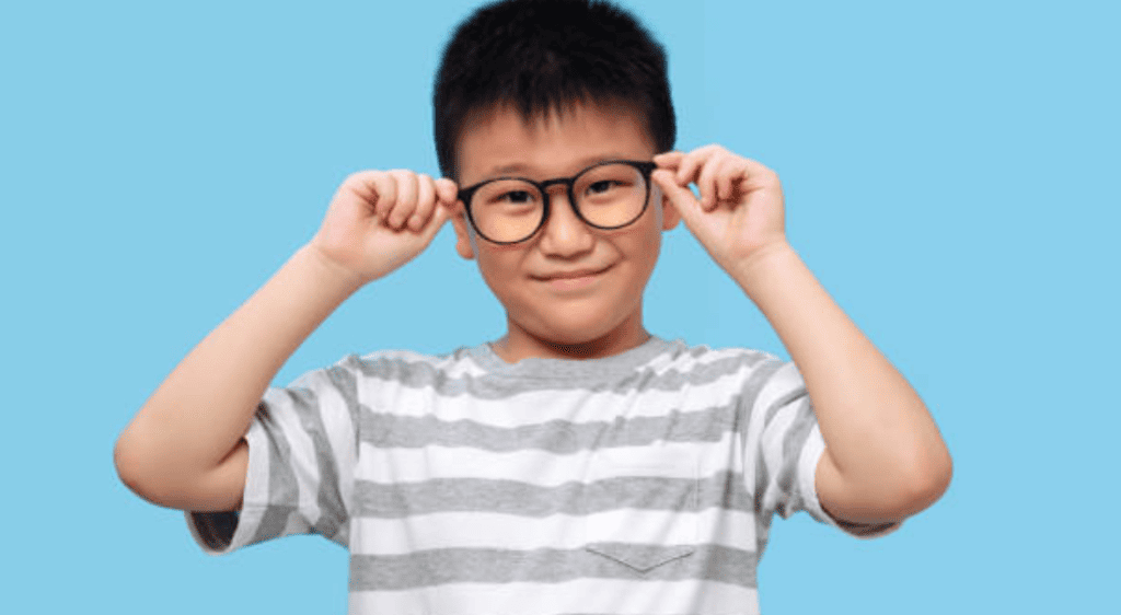 Trẻ em có thị lực 20/40 cần phải được đeo kính phù hợp theo chỉ định của bác sĩ nhãn khoa