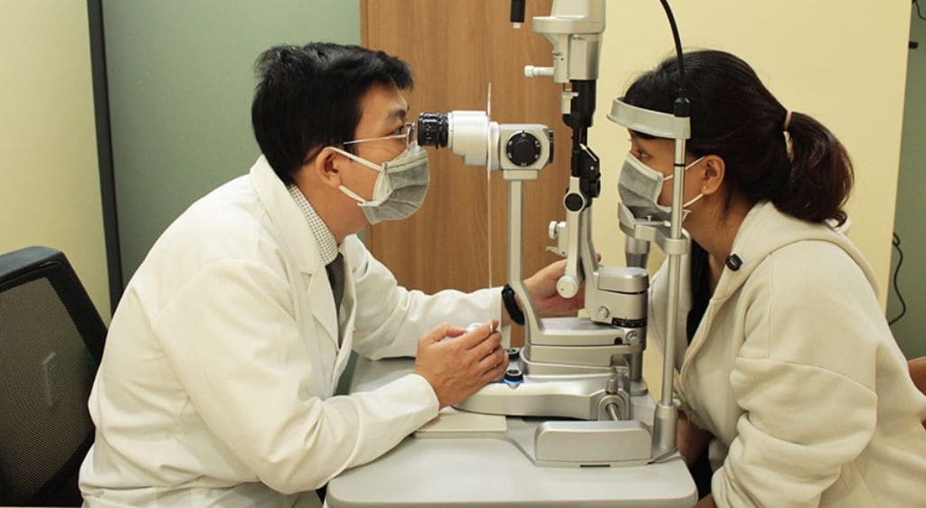 Trình độ chuyên môn của bác sĩ cũng có thể quyết định chi phí khám cận thị