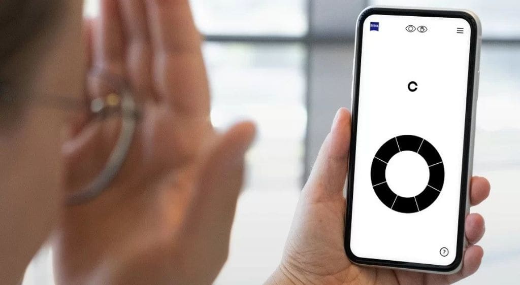 Tự kiểm tra thị lực online chỉ giúp tầm soát nhanh, không thể thay thế việc khám chuyên khoa