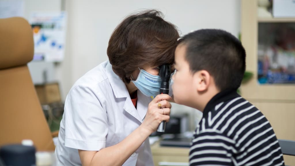 Ba mẹ nên cho con khám mắt định kì đẻ phát hiện sớm các bất thường trong thị lực của trẻ