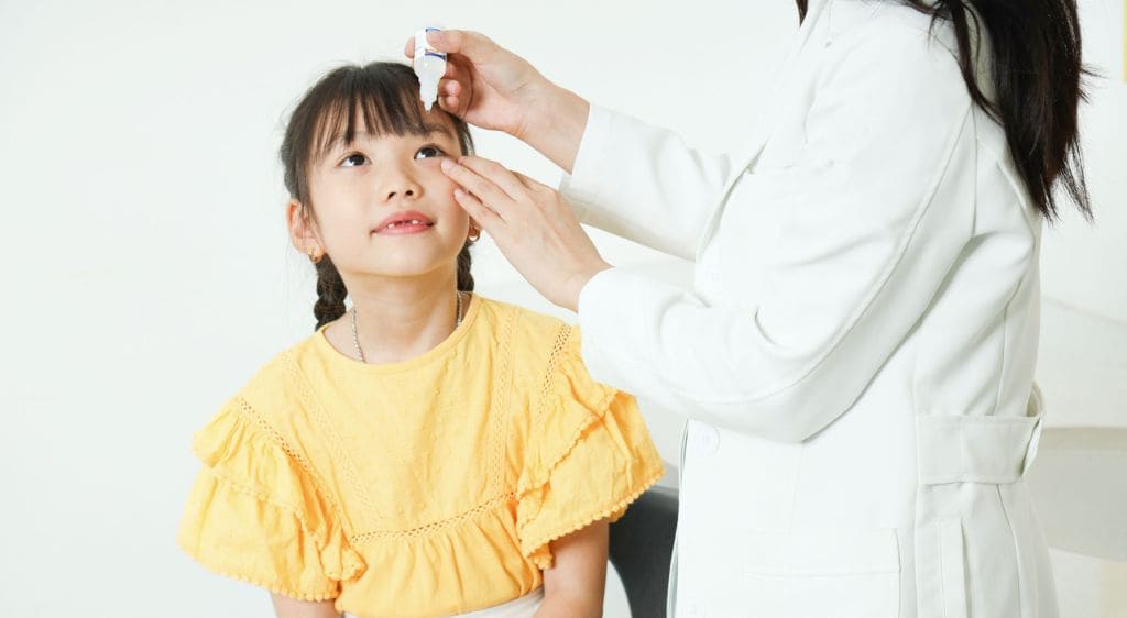 Bác sĩ có thể nhỏ thuốc Atropine vào mắt khỏe để làm mờ tầm nhìn tạm thời, buộc mắt yếu phải tập trung nhìn