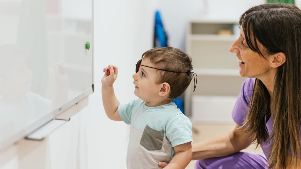 Bé được dán mắt khỏe bằng miếng dán chuyên dụng để luyện tập thị giác