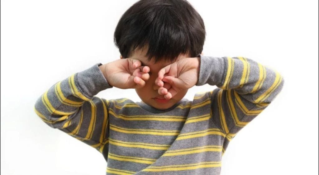 Bé thường xuyên dụi mắt có thể gây trầy giác mạc