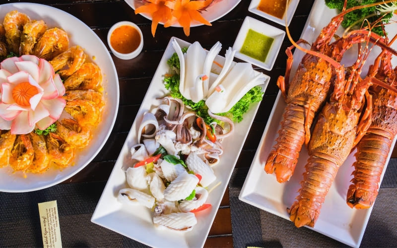 Các loại hải sản như tôm, cua dễ gây dị ứng, tăng cảm giác ngứa trong mắt