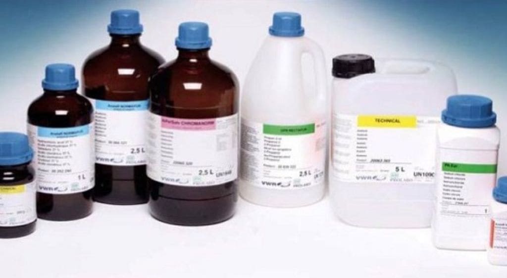 Các loại hóa chất như acid và base có thể gây bỏng giác mạc khi tiếp xúc với mắt