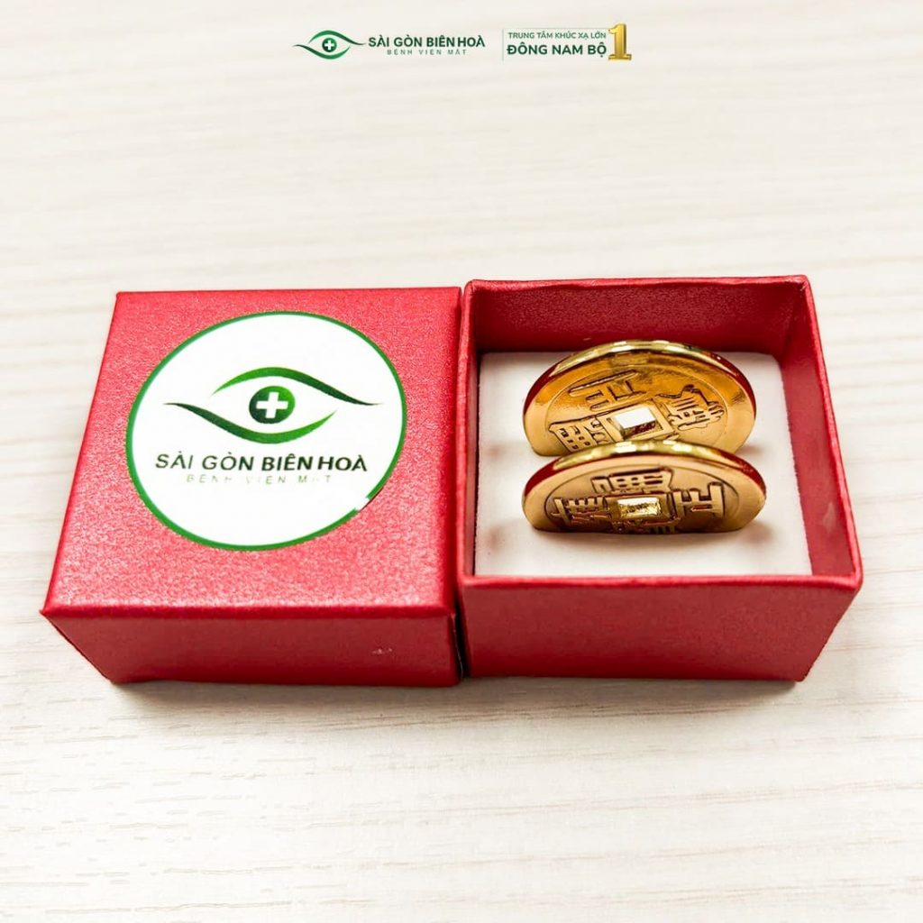 Cận cảnh Đồng xu mạ vàng 24K óng ánh, được đặt trang trọng trong hộp quà