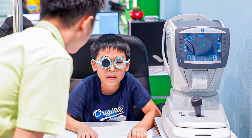 Cần đưa trẻ khám mắt định kỳ để phát hiện sớm bệnh viễn loạn nhược thị