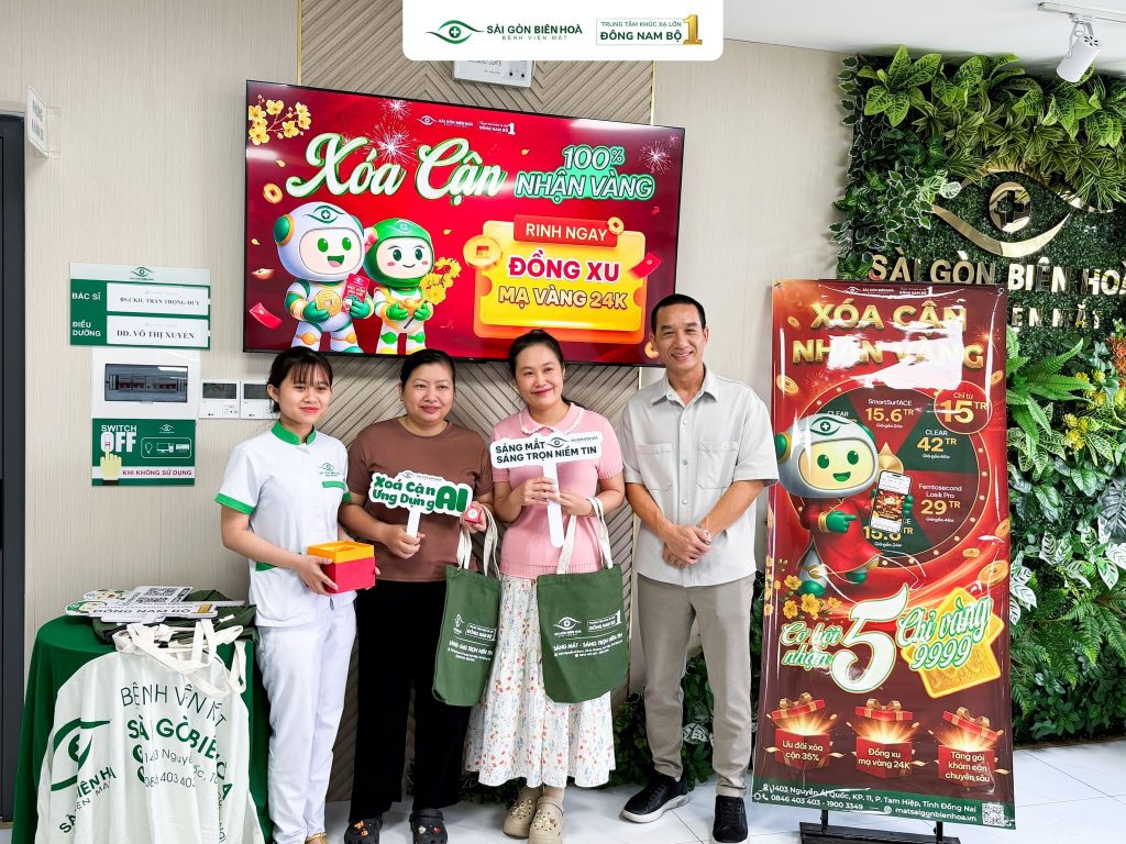 Chị T và Chị H rạng rỡ nụ cười, tự tin khoe đôi mắt sáng khỏe và trên tay cầm món quà đồng xu vàng may mắn từ bệnh viện