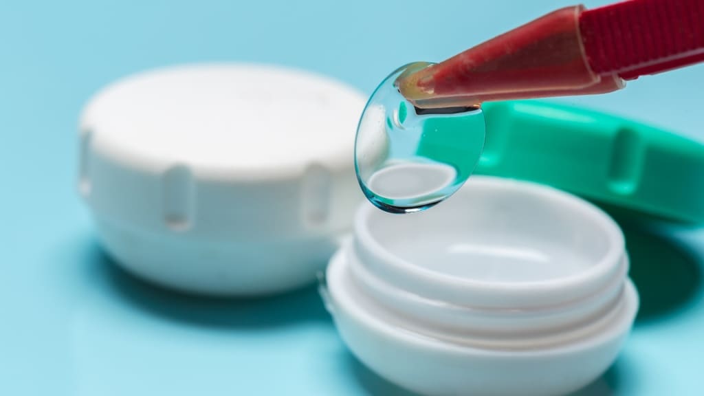 Đeo kính áp tròng quá hạn có thể khiến giác mạc tổn thương nhanh