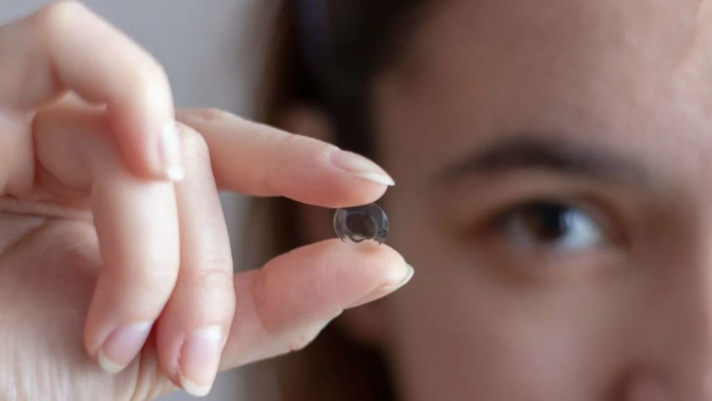 Đeo kính áp tròng sai cách gây tổn thương và viêm giác mạc chấm nông