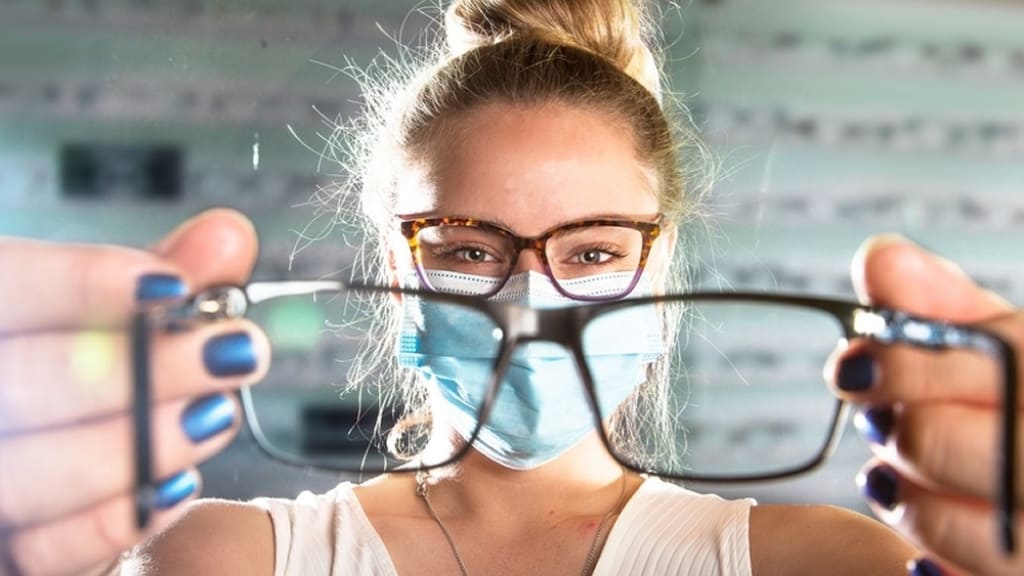 Đeo kính bảo hộ mắt sẽ giúp bạn hạn chế mắt tiếp xúc với ánh sáng