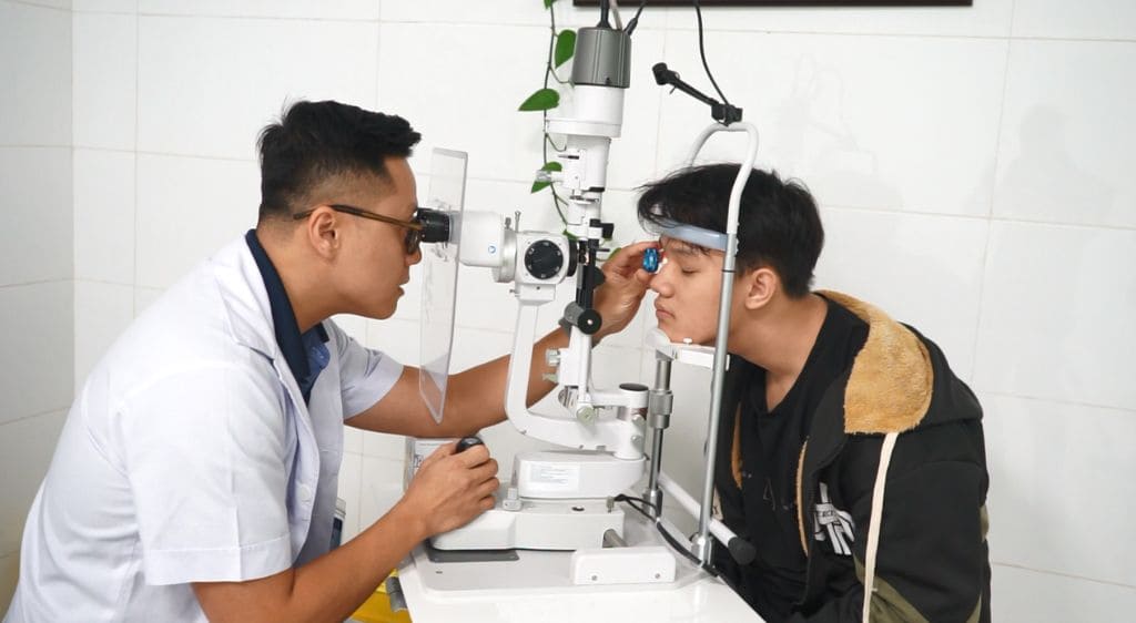 Đo khúc xạ giúp xác định chính xác độ cận/viễn/ loạn, loại bỏ tình trạng cận thị giả ở lứa tuổi học sinh