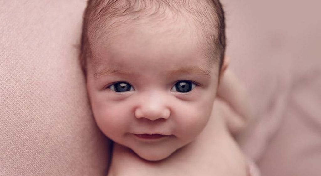 Đục giác mạc bẩm sinh là tình trạng phần lòng đen của mắt bé bị mờ đục