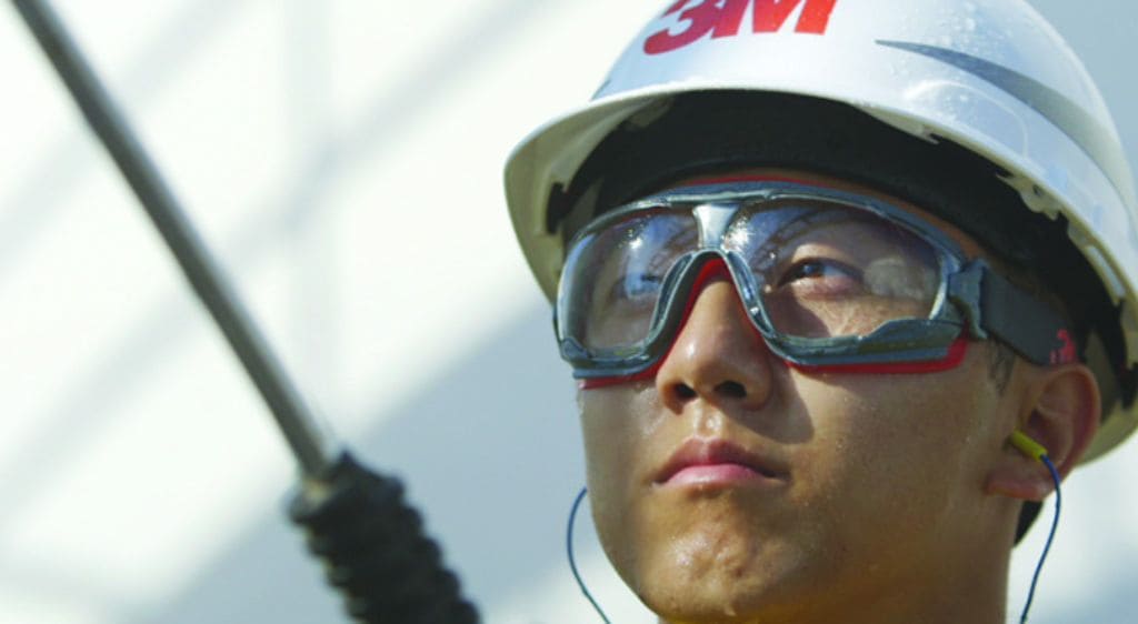 Dùng kính bảo hộ đạt chuẩn để bảo vệ mắt khi tham gia lao động