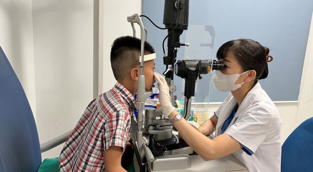 Khám mắt định kỳ 6 tháng/ lần giúp kiểm soát độ cận và tầm soát sớm dấu hiệu nhược thị