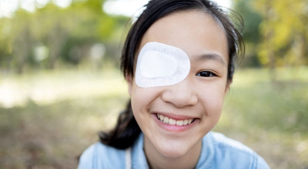 Không nên tự ý tháo bỏ dán mắt trong quá trình điều trị nhược thị