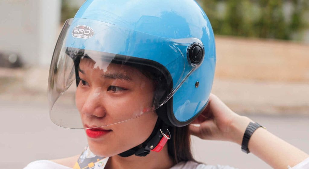 Nên đeo kính chắn bụi khi tham gia giao thông để bảo vệ mắt tốt hơn