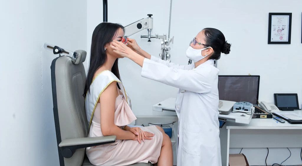 Người bệnh cần tái khám định kỳ sau khi phẫu thuật ghép giác mạc nhân tạo