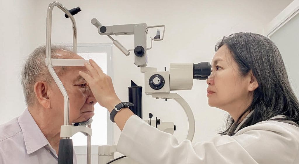 Người cao tuổi cần thực hiện khám mắt bằng sinh hiển vi để tầm soát bệnh lý