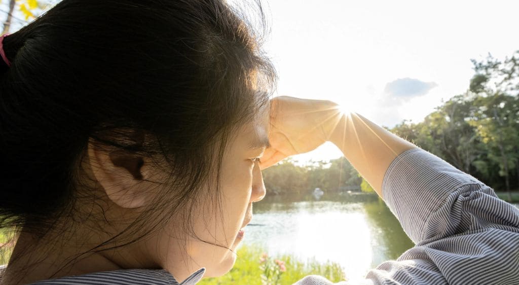 Nhạy cảm với ánh sáng là một trong các dấu hiệu cảnh báo bệnh loạn dưỡng giác mạc