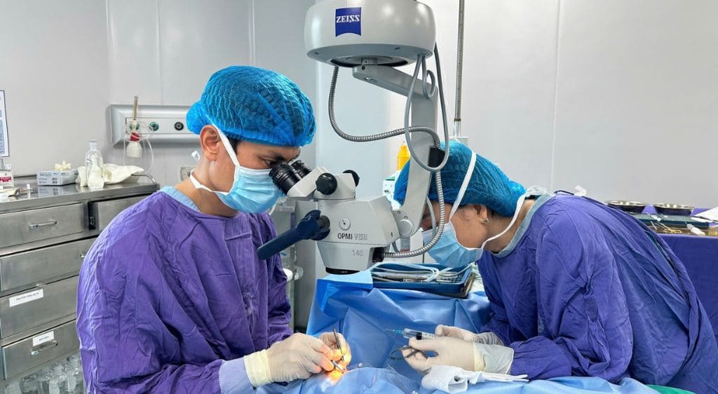 Phẫu thuật cắt bè củng giác mạc là kỹ thuật tạo đường thoát thủy dịch mới để hạ nhãn áp