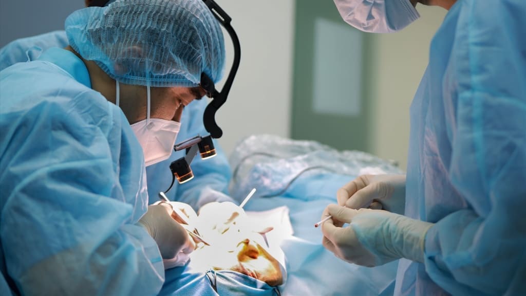 Phẫu thuật là giải pháp can thiệp, xử lý nguyên nhân gây cản trở thị giác