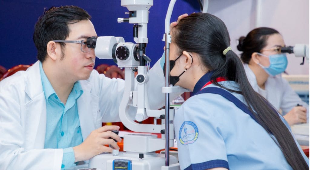 Phụ huynh cần sát sao với kết quả khám sức khỏe học đường để phòng ngừa trẻ bị nhược thị