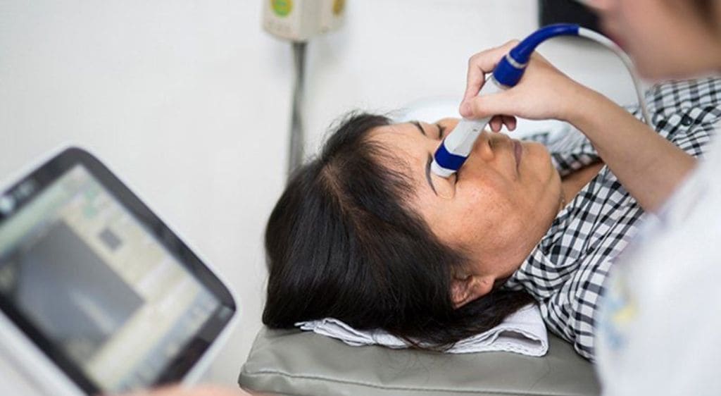 Quy trình thực hiện siêu âm mắt an toàn, không xâm lấn