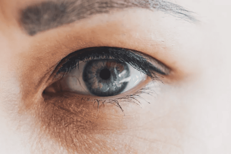 Rách giác mạc rất nguy hiểm nếu không xử lý kịp thời, dễ gây nhiễm trùng và giảm thị lực