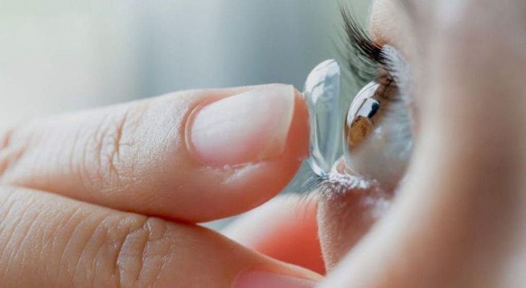 Sử dụng kính áp tròng bẩn hoặc đeo quá lâu có thể dẫn đến trầy xước và rách giác mạc